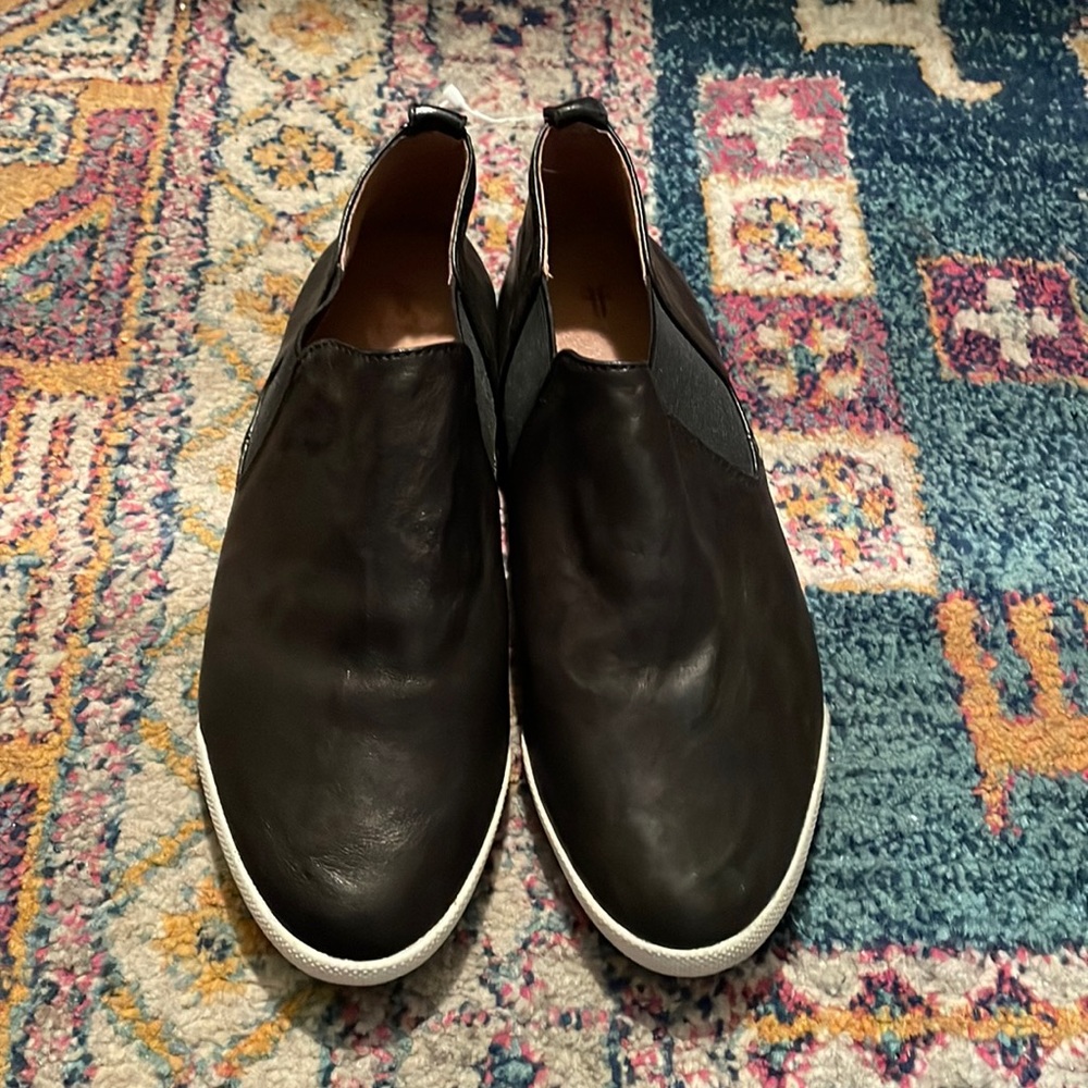 Frye womens 8.5 Melanie Chelsea slip on shoes black leather, soft, comfortable